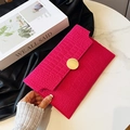 Bolso sobre fucsia con patrón de cocodrilo y hebilla magnética redonda dorada - Rosa Rojo