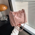 Borsa a spalla trapuntata rosa con tracolla a catena e apertura morbida a pieghe - Rosa