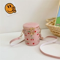 Détail du sac seau rose imprimé cerise avec fermeture éclair fleur dorée pour filles - Rose