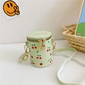 Détail du sac seau vert clair avec motif cerise et tirette de zip en forme de fleur - Vert