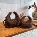 Braune Crescent-Tasche aus Teddyfell mit Lederriemen in gemütlicher Wohnumgebung - Groß / Braun
