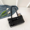 Bolso de hombro negro brillante a la moda con hebilla y estilo retro minimalista - Negro