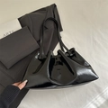 Bolso tote clásico de cuero encerado negro con diseño plisado y acabado brillante - Negro