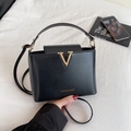 Minimalistische schwarze Bucket Bag mit goldenem V-Logo und modischem Umhängeband - Schwarz