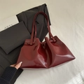 Bolso tote burdeos en cuero sintético brillante con pliegues y correa de hombro - Rojo