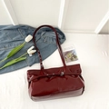 Bolso de hombro minimalista en charol rojo oscuro con acabado brillante y hebilla de plata - Rojo