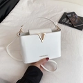 Minimalistische weiße Trapez-Eimertasche mit goldenem V-Logo und abnehmbarem Gurt - Weiß