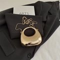 Mini borsa da sera chic a mezzaluna dorata con finitura metallica e tracolla a catena - Oro