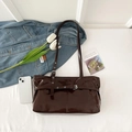 Bolso de hombro en charol marrón oscuro con hebilla plateada y acabado brillante - Marrón