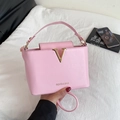 Schicke rosa PU-Leder Beuteltasche mit goldenem V-Dekor und langem Schultergurt - Rosa