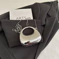 Mini borsa da sera a mezzaluna in finitura argento a specchio con catena a sfere - Argento