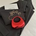 Mini borsa a mezzaluna in acrilico rosso lucido con elegante tracolla a catena dorata - Rosso