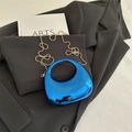 Borsa a mezzaluna blu elettrico metallizzato con catena dorata e finitura a specchio - Blu