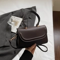 Bolso de mano estructurado marrón oscuro acabado espresso con elegantes detalles dorados - café