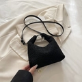 Bolso hobo minimalista de felpa negra con correa ajustable y cremallera metálica - Pequeño / Negro