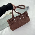 Bolso de hombro en ante marrón con hebilla plateada decorativa y detalle de correa - Marrón