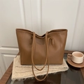 Bolso tote vintage de cuero marrón de gran capacidad mostrado en un ambiente hogareño - Marrón