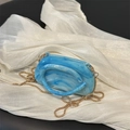 Elegante borsa da sera in acrilico marmorizzato blu con tracolla a catena oro - Blu