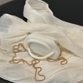 Pochette rigida con motivo marmo bianco, catena dorata e manico ad anello - Bianco