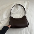 Retro diepbruine glanzende leren schoudertas met een strakke minimalistische vorm - Donkerbruin