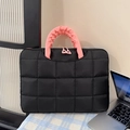 Custodia imbottita nera per laptop con manico a bolla rosa e design trapuntato - Grande / Nero