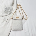 Dettaglio della borsa in peluche bianca con chiusura dorata e catena metallica - Bianco