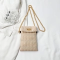 Dettaglio mini borsa a tracolla beige trapuntata con catena dorata e chiusura in metallo - Beige