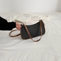 Borsa sottobraccio a mezzaluna retrò in tela nera con finiture in pelle marrone - Nero
