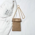 Dettaglio di una mini borsa a tracolla trapuntata marrone con catena dorata e chiusura a scatto - Cachi