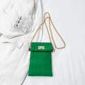 Dettaglio borsa trapuntata verde con chiusura quadrata dorata e tracolla a catena - Verde
