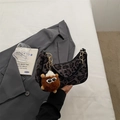 Sac hobo imprimé léopard en daim avec chaîne dorée et breloque en peluche - Gris (Avec Pendentif)