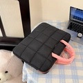 Borsa porta documenti nera trapuntata con manici rosa e cerniera a due vie - Piccolo / Nero