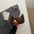 Sac croissant à imprimé léopard en suédine avec charm en peluche et bandoulière - Marron (Avec Pendentif)