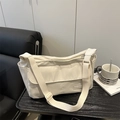 Minimalistische beige Nylon Umhängetasche auf schwarzem Tisch mit urbanem Casual-Design - Weiß