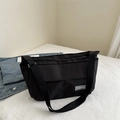Bolso bandolera cuadrado de nailon negro con etiqueta fashion y correa ancha - Negro