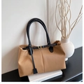 Détail du sac fourre-tout en cuir PU kaki avec poignées noires et boucles dorées chic - Kaki