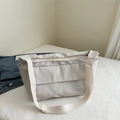 Bolso bandolera cuadrado de nailon beige minimalista con correa ajustable y bolsillos - Blanco
