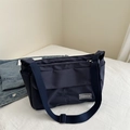 Bolso mensajero azul marino minimalista con correa ajustable sobre fondo blanco - Azul