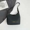 Bolso hobo negro con grabado de lichi, logotipo dorado y diseño minimalista - Negro