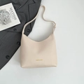 Sac à main minimaliste beige en cuir grainé avec logo doré pour les déplacements quotidiens - Blanc