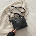 Borsa a secchiello trapuntata nera con borchie dorate e tracolla regolabile chic - Nero
