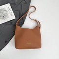Sac à main Hobo marron en cuir grainé avec détails textuels jaunes pour femme - Marron