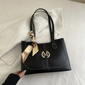 Schwarze Shopper-Tasche aus Kunstleder mit weißen Kontrastnähten und goldenem M-Logo - Schwarz