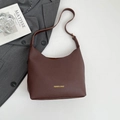 Sac hobo en cuir grainé marron foncé avec texte doré et bandoulière réglable - Marron