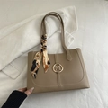 Sac fourre-tout kaki avec boucle M dorée et élégant foulard en soie vintage sur l'anse - Kaki