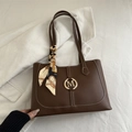 Sac fourre-tout en cuir marron foncé avec boucle M, surpiqûres et foulard soyeux - Brun Foncé