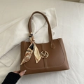 Bruine kunstleren shopper met gouden M-gesp en een zijden sjaal met vintage patroon - Tan