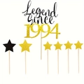 Détail de décoration de gâteau Legend Since 1994 avec des étoiles noires et dorées - Legend Since 1994