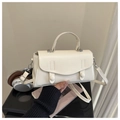 Detalle del bolso bandolera pequeño blanco crema en piel sintética con hebillas y asa - Blanco