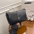 Minimalistische schwarze Umhängetasche aus Leder für Damen mit goldenem Verschluss und Klappe - Schwarz